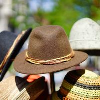 El Museo del Traje celebra el día de Santa Catalina con una exposición que reivindica el uso de los sombreros