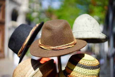 El Museo del Traje celebra el día de Santa Catalina con una exposición que reivindica el uso de los sombreros