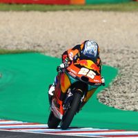 Raúl Fernández consigue su primera pole position en otra esperpéntica clasificación de Moto3