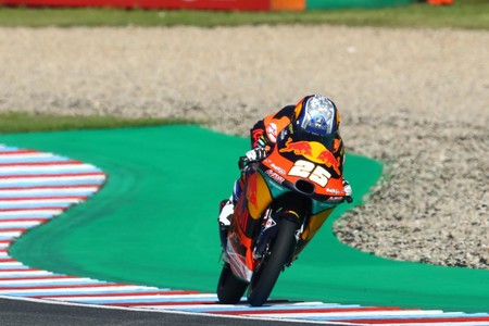 Raúl Fernández consigue su primera pole position en otra esperpéntica clasificación de Moto3