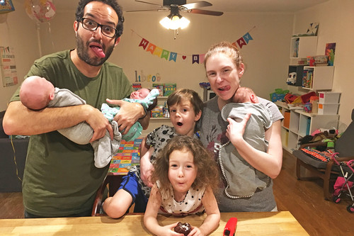 Uno en 10 millones: padres de mellizos y trillizos de forma natural, la increíble y emotiva historia de Dalit y Carlos