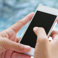 Una adolescente fallece electrocutada mientras se bañaba por utilizar su teléfono móvil conectado a la corriente