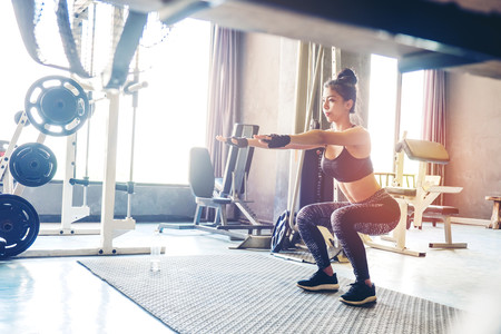 Cardio en casa: sentadillas con medio salto. Cómo hacer bien este ejercicio paso a paso