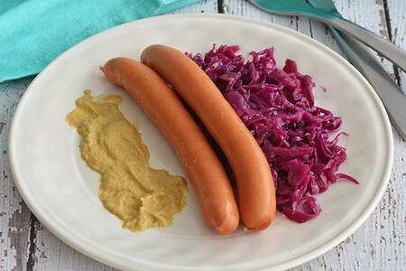 Salchichas alemanas con ensalada de col morada. Receta