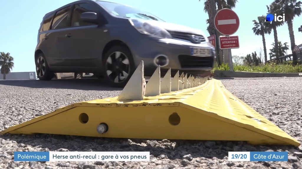 Harto de que ignorasen la señal de su parking, instaló pinchos metálicos: ya ha reventado más de 10 ruedas