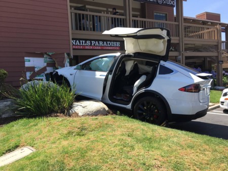 ¿Qué pasa si intentas echarle la culpa de tu accidente al Autopilot de Tesla? Nada, no se puede