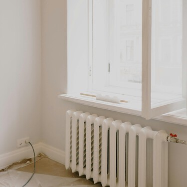 Leroy Merlin tiene el panel reflectante de calor que se coloca tras el radiador y te ayuda a ahorrar en calefacción 
