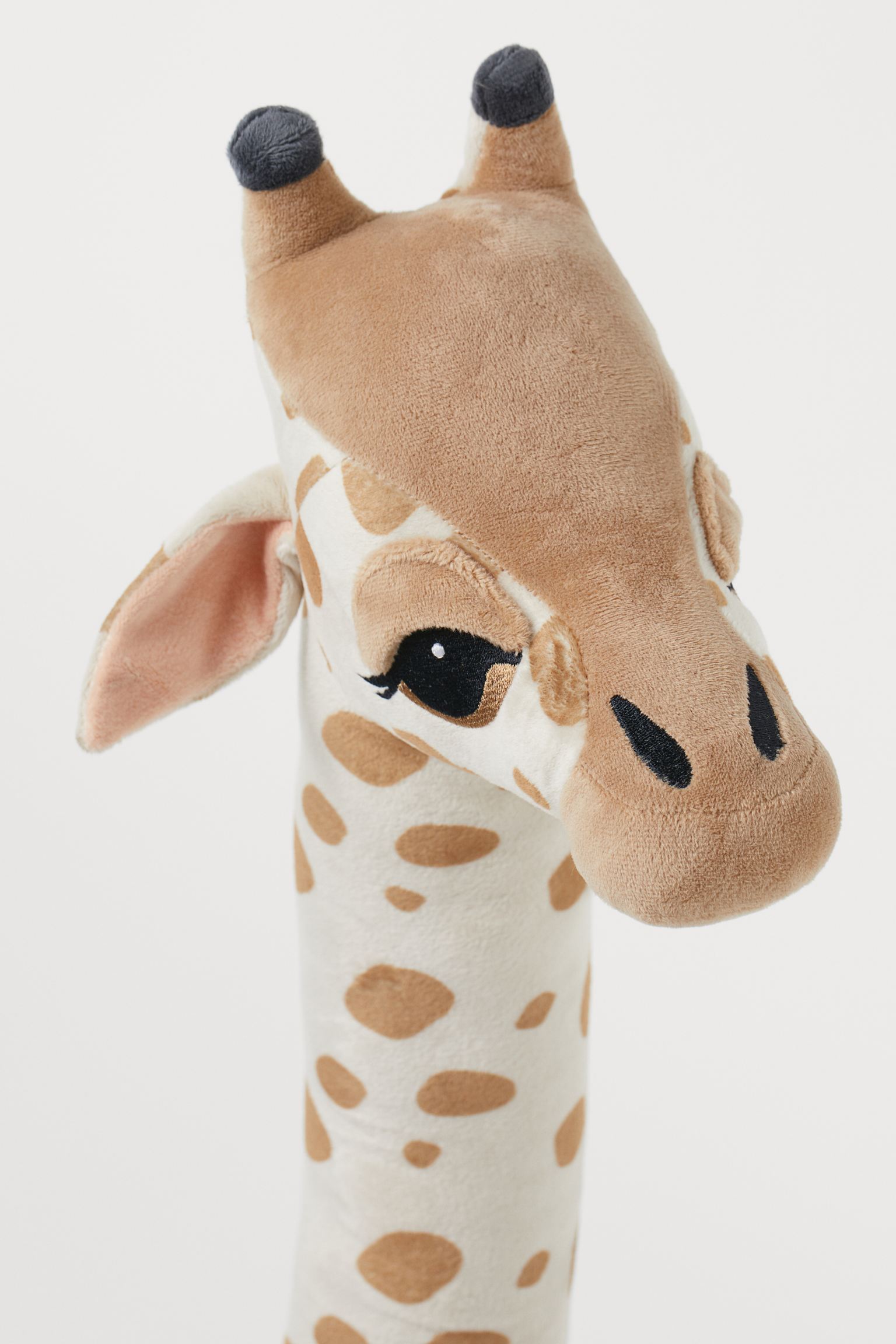 Jirafa grande de peluche en tejido suave con aplicaciones, detalles bordados y poliéster reciclado. Alto aprox. 100 cm. Ancho máximo aprox. 35 cm.