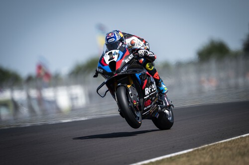 Toprak Razgatlioglu domina en Donington Park y un accidente múltiple deja KO a Álvaro Bautista