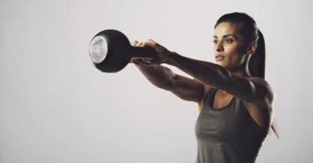 Trabaja tu abdomen de pie con poleas y kettlebells