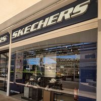Skechers tiene rebajadas las zapatillas de piel más fáciles de calzar y cómodas que necesitamos para ir elegantes en el día a día