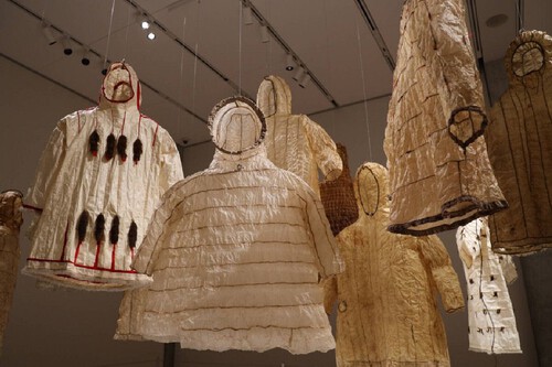 Roupas impermeáveis produzidas por povos tradicionais. Créditos: Museu Estadual do Alasca