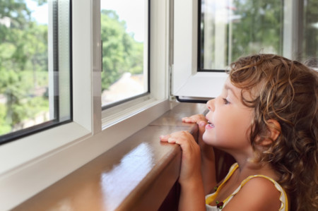 Ahora que viene el calor y abrimos las ventanas, ¡cuidado con los niños!