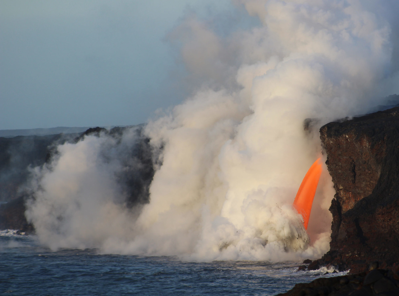 Más cerca, más peligrosos: los "tours de lava" en Hawái