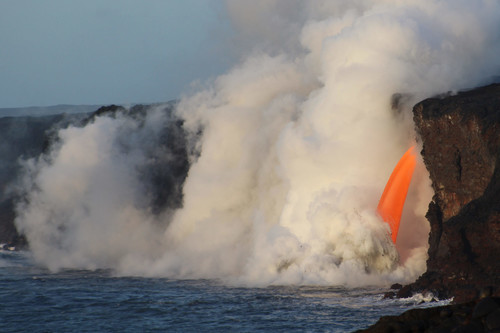 Más cerca, más peligrosos: los "tours de lava" en Hawái