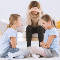 "¡Mis hijos no dejan de pelearse en vacaciones!": cómo gestionar las peleas entre hermanos y mejorar la convivencia familiar