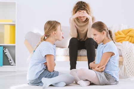 "¡Mis hijos no dejan de pelearse en vacaciones!": cómo gestionar las peleas entre hermanos y mejorar la convivencia familiar