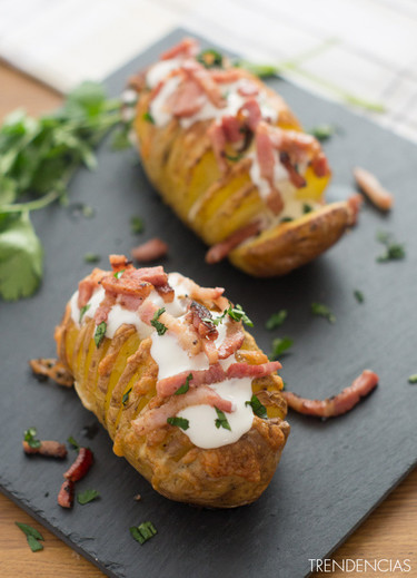 Patatas Hasselback gratinadas con queso cheddar y bacon. Receta de guarnición 
