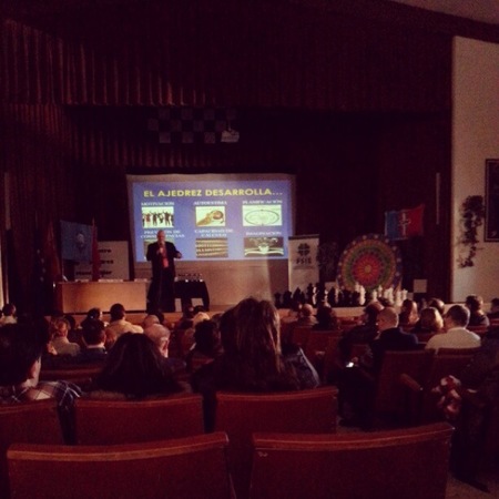 Leontxo García presenta en el Colegio Montpellier de Madrid cómo el ajedrez enseña a pensar a los niños