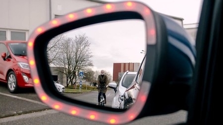 Ford quiere facilitar la 'maniobra holandesa' que recomienda la DGT para proteger a los ciclistas con estos LED