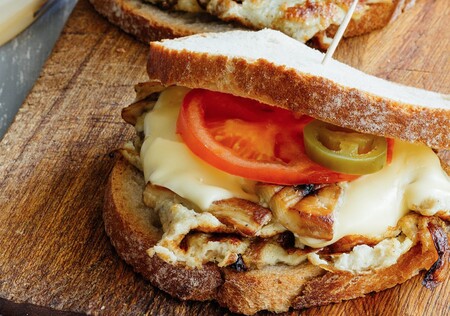 Sándwich de huevo con champiñones y cebolla. Receta fácil