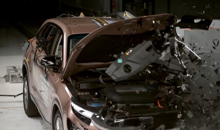 El Hyundai Nexo es el primer coche de hidrógeno en pasar una prueba de choque en EEUU, obteniendo la mejor nota