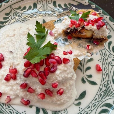 Cómo hacer chipotle relleno de queso con nogada: una receta original y más económica 