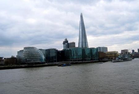 Junto al Tower Bridge Londres