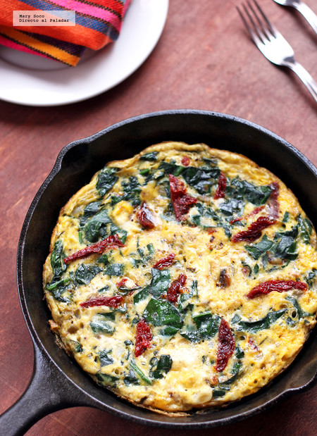 Frittata de espinacas y jitomates deshidratados. Receta vegetariana