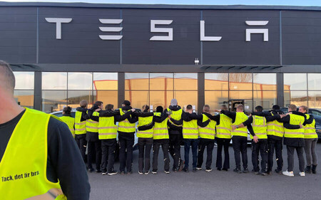 Trabajadores alemanes protestando frente a un centro de Tesla