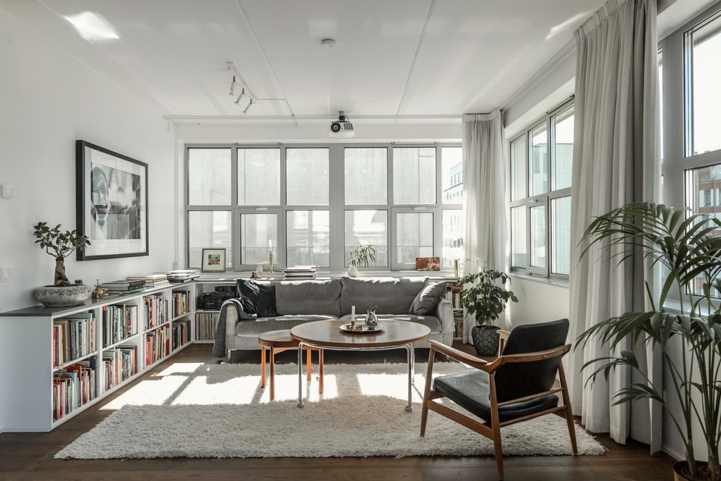 El gris es una apuesta segura en decoración y este piso en Estocolmo lo