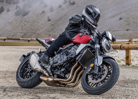 La Honda CB1000R se actualiza a Euro5 con algunos cambios estéticos para los mismos 143 CV