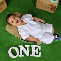 Adrián tiene 15 meses pero ni sostiene la cabeza ni se sienta a causa del síndrome de West: una operación puede ayudarle