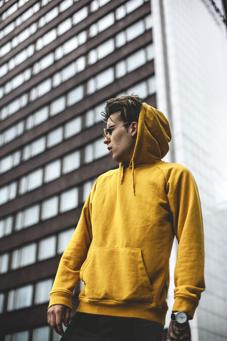 Apostamos al color de moda más optimista de la temporada con éstas sudaderas amarillas en rebajas que fichamos en El Corte Inglés