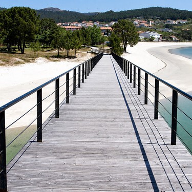 El pueblo gallego perfecto para desconectar: playas tranquilas, pescado rico y un paseo marítimo para caminar con vistas al mar 