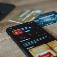 Esta radio portátil de AliExpress funciona sin electricidad, carga otros dispositivos y viene con descuentazo 