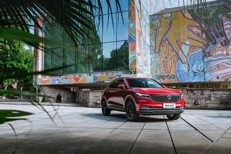 Saluda al DFSK IX5, un SUV coupé chino de tres pantallas con pegatina ECO, por 28.500 euros