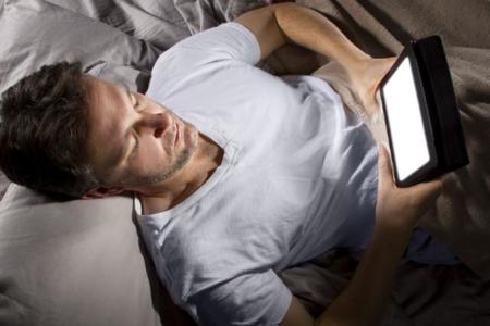 Leer de una pantalla antes de dormir, puede alterar nuestro descanso