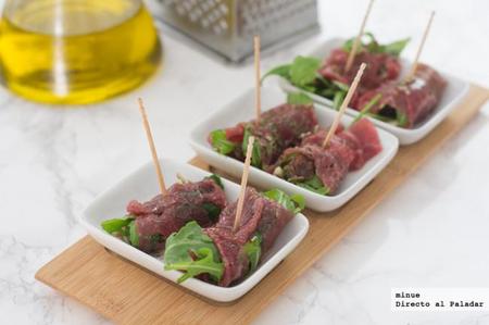 Rollitos de carpaccio de ternera con rúcula y dátiles. Receta de aperitivo