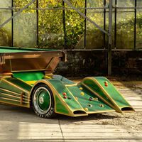 La fantasía más absurda del custom yanqui reaparece a la venta: un V8 con una mesa de billar encima hecho por el creador del Batmóvil