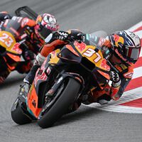 Pedro Acosta manda en Barcelona, Álex Márquez le sigue de cerca y Jorge Martín se mete en un lío tras dos caídas 