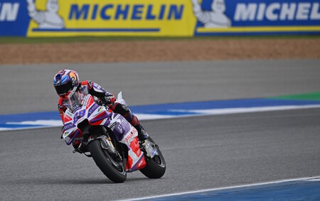 Jorge Martín vuelve a tener a tiro a Pecco Bagnaia y Marc Márquez roza el podio en el sprint de Tailandia