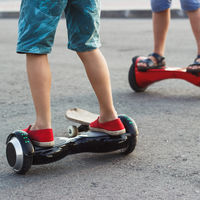 ¿Tu hijo tiene un patinete eléctrico o un hoverboard? Estas son las recomendaciones de uso para niños que debes conocer