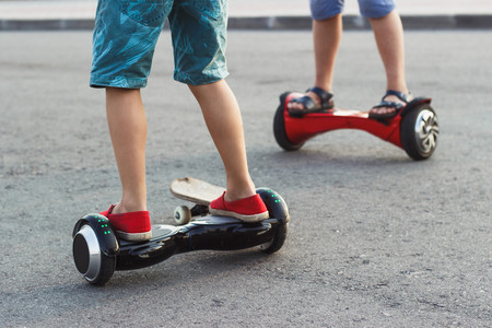 ¿Tu hijo tiene un patinete eléctrico o un hoverboard? Estas son las recomendaciones de uso para niños que debes conocer