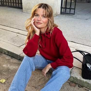 Mango arrasa con sus jerséis estilo polo: son de punto, con cuello camisero y un must de los looks de invierno elegantes