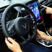 Las entregas del primer coche eléctrico VinFast han comenzado en Vietnam, un mercado aún en pañales