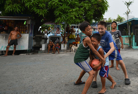 crianças jogando bola no cemitério. Créditos: Banco de imagens