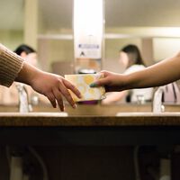 España tenía razón con las bajas laborales por la regla. La menstruación cuesta miles de millones en productividad en Australia