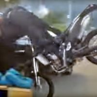 ¡Rápido, sube al coche! ¡Pero no por la ventanilla!