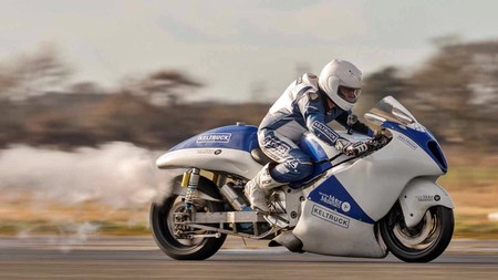 Esta Hayabusa quiere ser la moto a vapor más rápida del mundo rozando los 200 km/h. Sí, ¡a vapor!